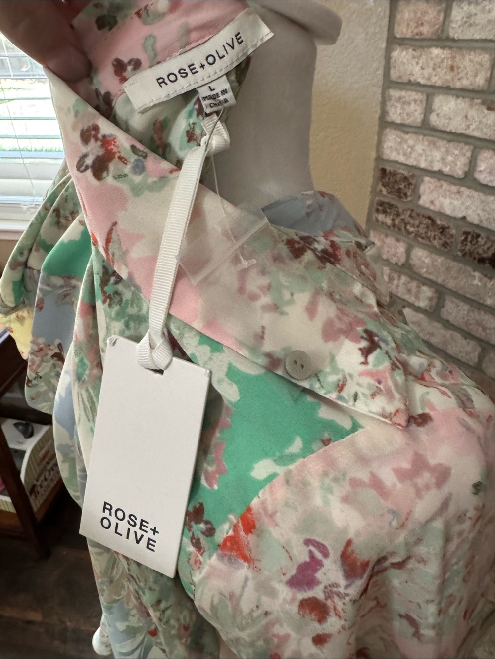 Rose & Olive NWT Floral Button-Up Blouse - Picture 5 of 6